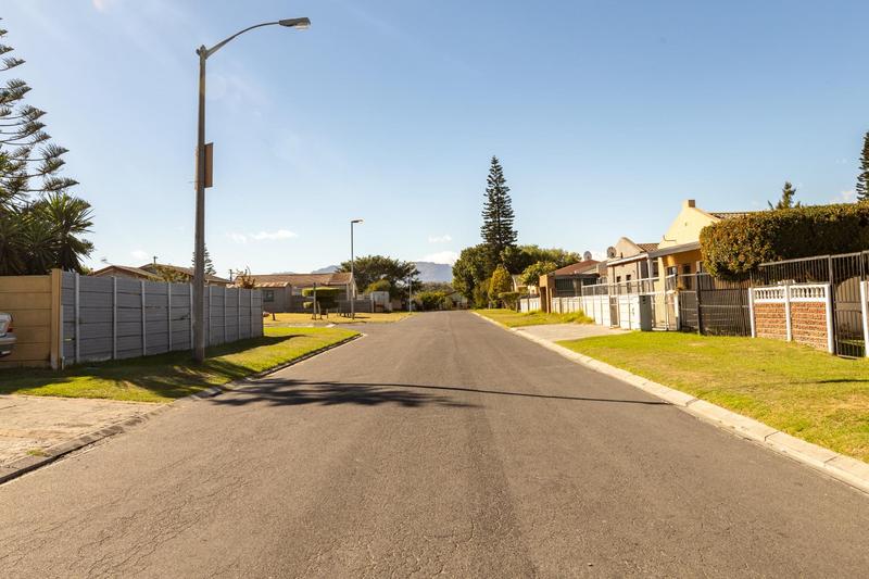 2 Bedroom Property for Sale in Palm Park Western Cape